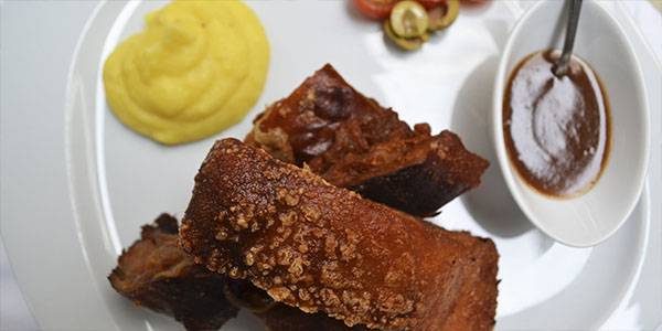 Cuerito crujiente de lechona tolimense